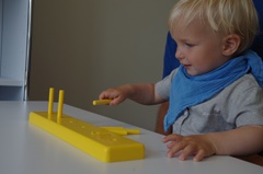 Bei dieser spielerischen Aufgabe geht es um die feinmotorische Geschicklichkeit. 