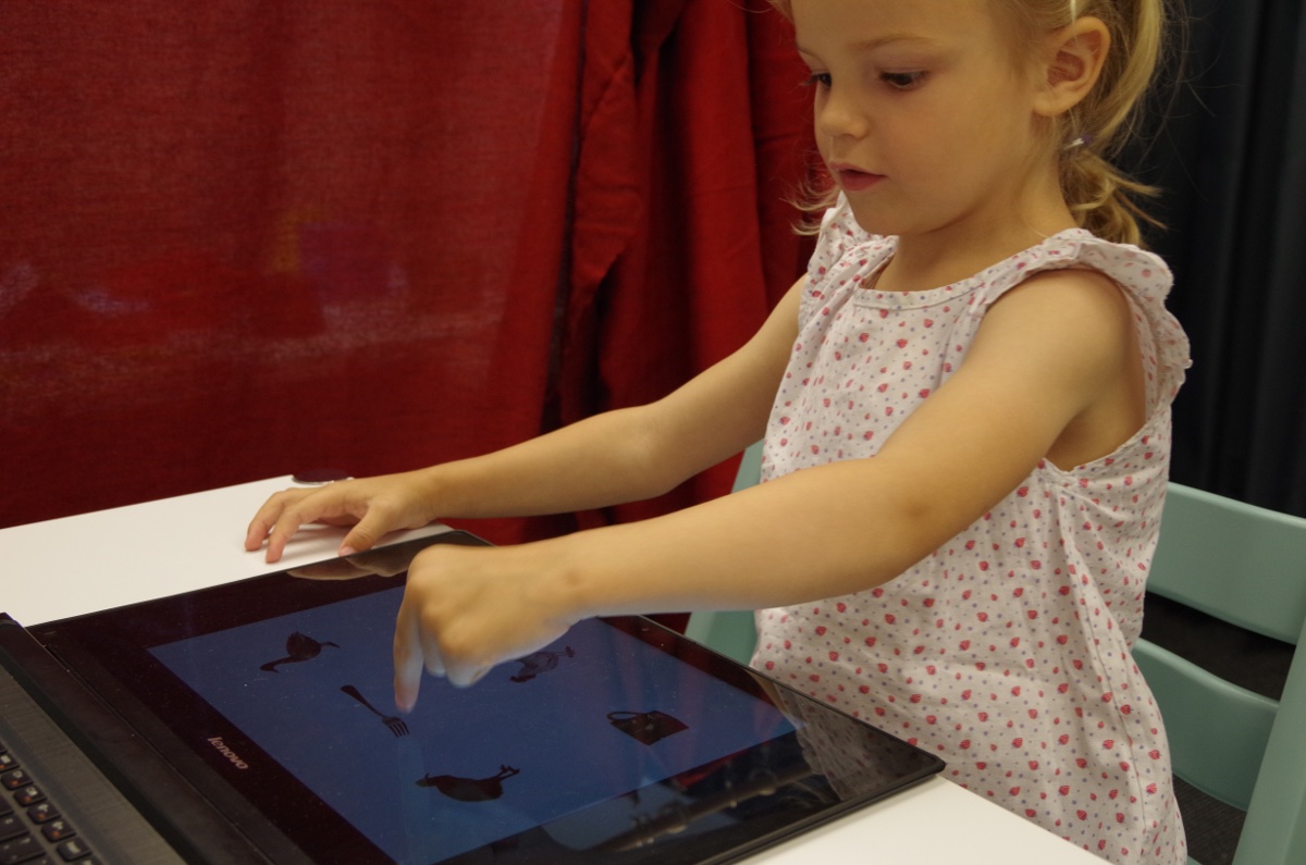 Das Kind kann das zum vorgelesenen Wort passende Bild durch Antippen mit dem Finger auswählen.