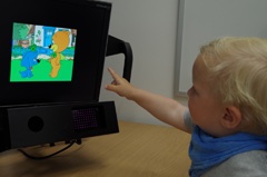 Eyetracker, bestehend aus Bildschirm, Infrarotquelle und Kamera von der Seite.